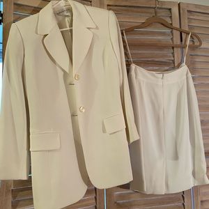 Jones New York woman suit size 4 white
